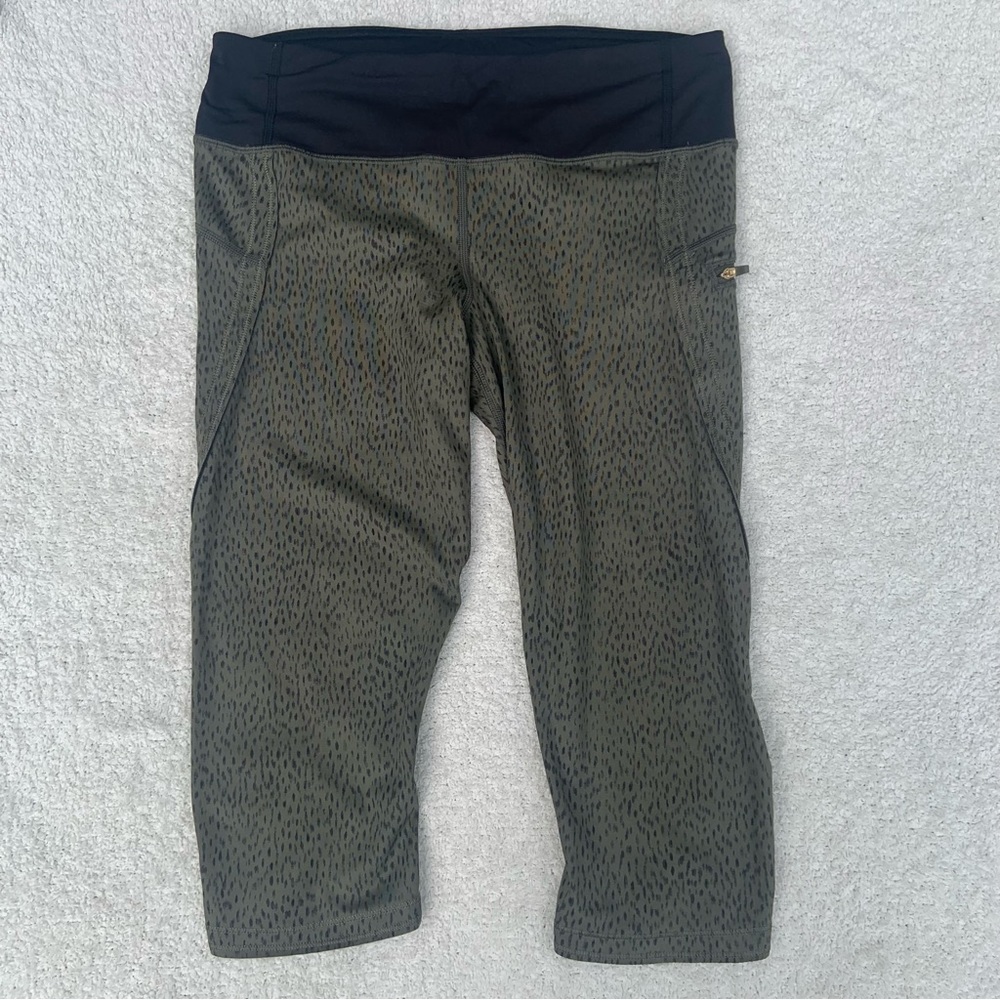 Lululemon Athletica Crop Leggings Tulip Bottom Green and Black Pattern Size 8